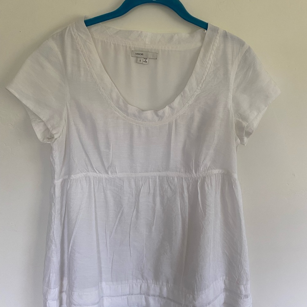Vince white blouse in excellent condition. Lined. Size Small.
